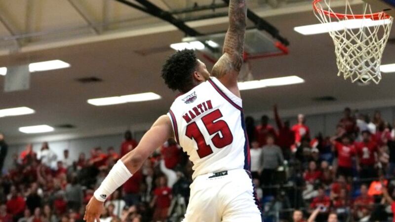 Florida Atlantic guard Alijah Martin (15) dunks during the first half of the team's NCAA...
