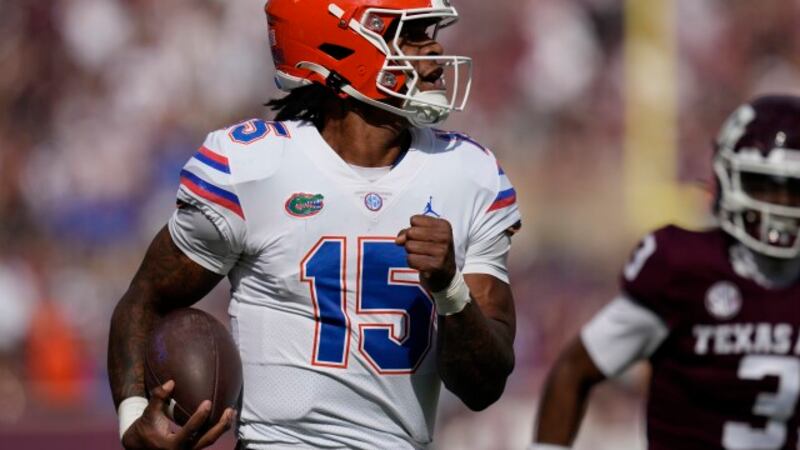 Florida quarterback Anthony Richardson (15) outruns the Texas A&M defense for a 60-yard...