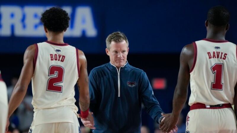Florida Atlantic head coach Dusty May claps hands with guards Johnell Davis (1) and Nicholas...